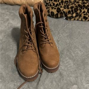 Women’s brown combat boot size 9, great condition